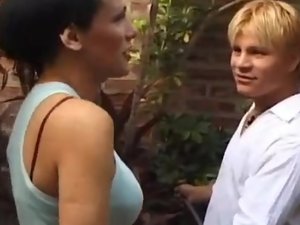 Leo attractive shemale on video